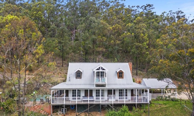 Broke House | Inviting Cants Cottage: Family-Friendly Stay with Pool