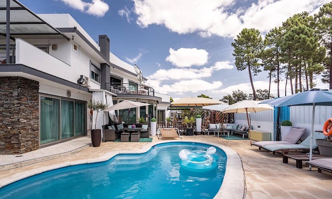 Vila Nogueira de Azeitao Villa | Discover Cantua Villa: Private Pool & Family-Friendly Amenities