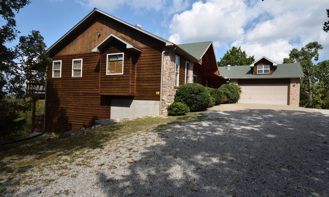 Eureka Springs Cabin | Top-Rated Canucanoe Riverview Lodge with Pool & Spa