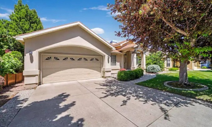 Twin Falls House | Exceptional Canyon Rim Delight - Family-Friendly Retreat