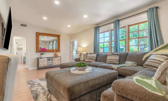 Hillcrest House | Experience Hillcrest Canyon Treehouse: Pet-Friendly Retreat
