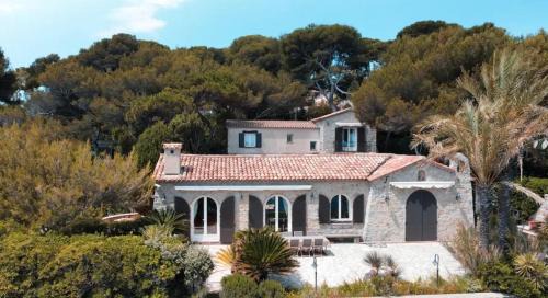 Cap-d'Antibes Villa | Oceanfront Villa in Cap d’Antibes with Spa & Pool Access