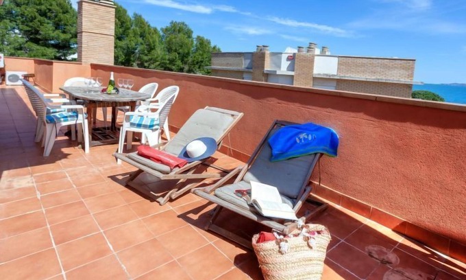 Llanca Apartment | Oceanfront Cap Ras II: Rated 8.8 with Spa & Breakfast