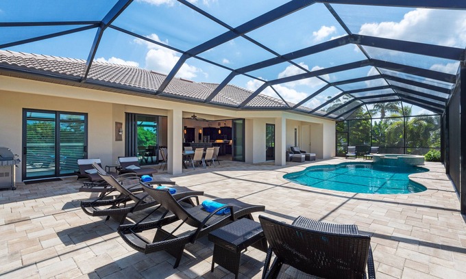 Pelican Villa | Dream Villa in Cape Coral with Pool, Spa & Canal Views