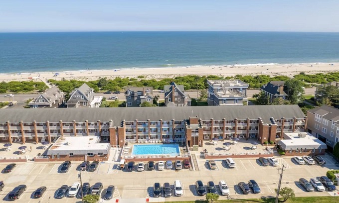 Cape May Condo | Ocean View Cape Roc Condo with Heated Pool Steps to Beach