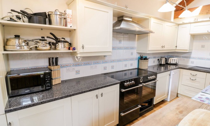 Llwyngwril Cottage | Family-Friendly Capel Cader Idris with Oceanfront Views