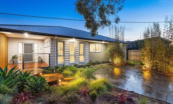 Capel Sound House | Capel Home: Oceanfront Getaway with Spa & Breakfast