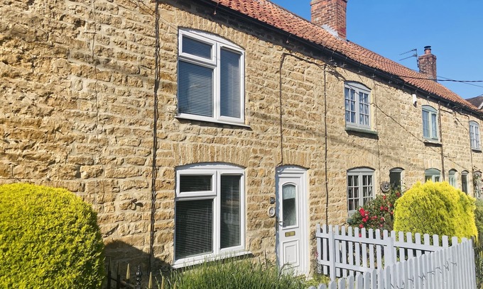 Branston Cottage | Inviting Cottage Near Lincoln with Breakfast & Family Amenities