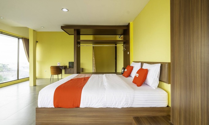 Pelabuhan Ratu Hotel | Discover Capital O 1973 Guest House Toserba Selamat Syariah