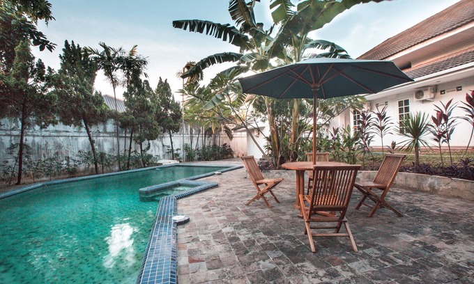 Bangka Hotel | Discover Capital O 332 Residence G17 Kemang with Breakfast