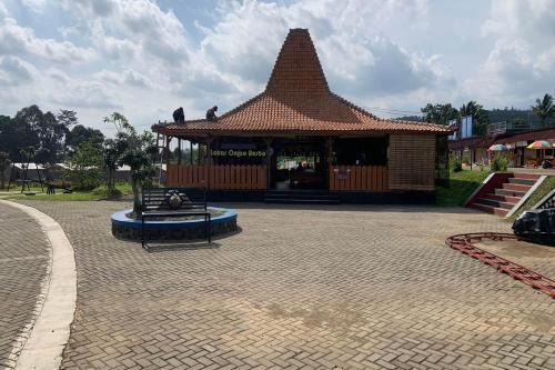 Banyumas Hotel | Discover Comfort at Capital O 93437 Embung Banteran Cottage