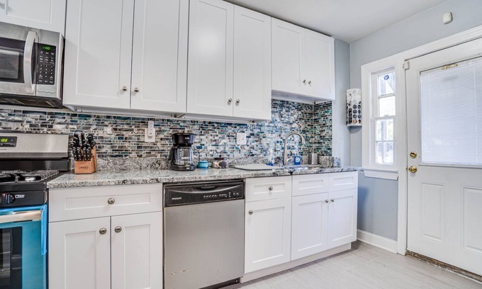 Kingman Park House | Perfect Capitol Hill Townhouse with Pool & Family Amenities