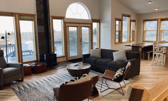 Teasdale House | Top-Rated Capitol Reef Home with Fast Wi-Fi and Kitchen
