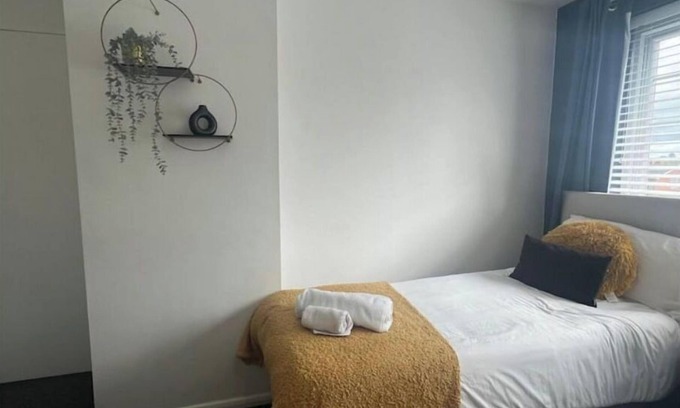 Loughborough Apartment | Capri 13 SA - Modern Comfort Near University & M1/j23