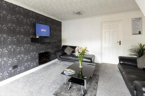 Loughborough House | Ideal Stay: CAPRI 13 SA - Family-Friendly Near Loughborough