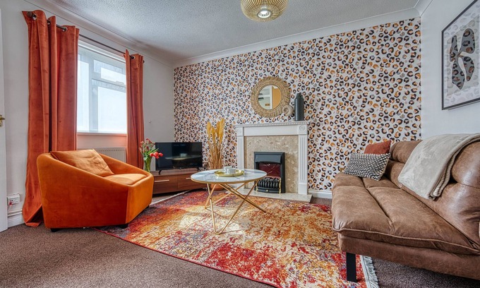 Loughborough House | Capri 13 SA: Ideal Spot Near Uni with Free Parking & Wifi