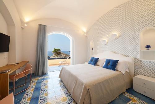 Marina Piccola Apartment | Oceanfront Capri Beach Relais Oltremare with Hot Tub