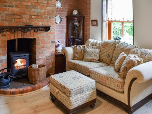 Winterton-on-Sea House | Perfect Family Retreat at Capri Cottage - Child Friendly Stay