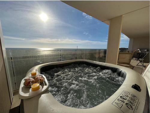 Valras-Plage Apartment | Oceanfront Splendide T2 with Hot Tub at Valras-Plage