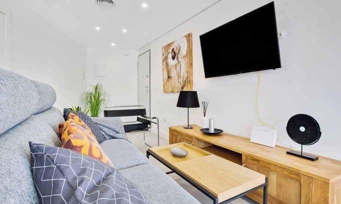 Torremolinos City Centre Apartment | Discover Capricho en las 3 Torres with Oceanfront Relaxation
