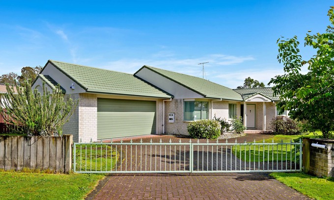 Kawaha Point House | Capricorn House: Corporate Stays with Pool and Spa Access