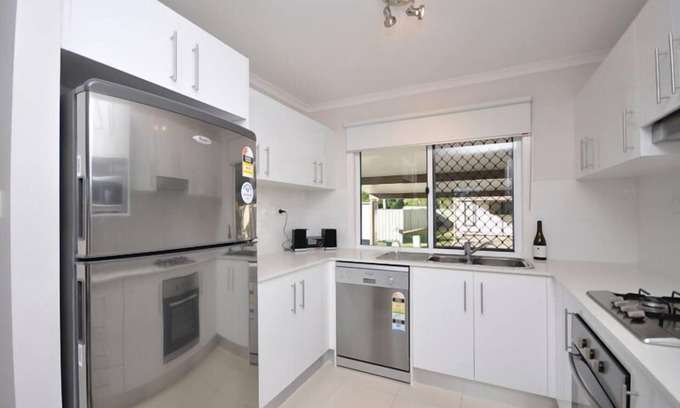 Middlemount Villa | Inviting Capricorn Villas: Pool, Breakfast & Family Fun