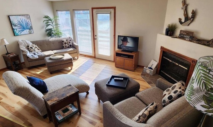 Osage Beach Apartment | Discover Captain Bob’s Boathouse: Pet-Friendly Retreat