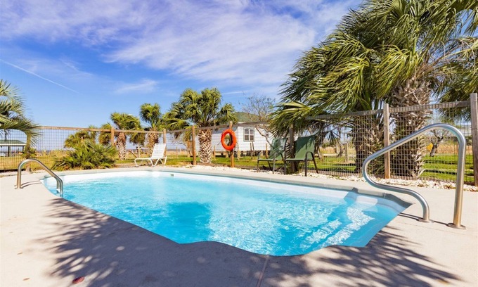 Rockport Cottage | Relax at Captain Dave's: Oceanfront Getaway with Pool