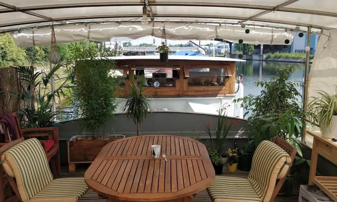 Orangerie Boat Rental | Cozy Captain's Cabin: A Unique Houseboat Retreat