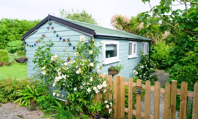 Cadgwith Ski Chalet | Pet-Friendly Captain's Cabin with Kitchen & Breakfast Included