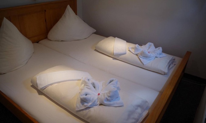 Leipziger Vorstadt Apartment | Unique Captain's Cabin on a Residential Ship with Breakfast