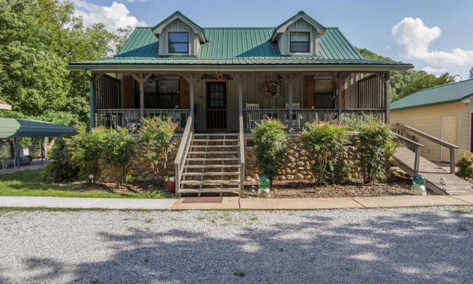Mountain View House | Family-Friendly Captain's Cool Water Cabin for Memorable Stays