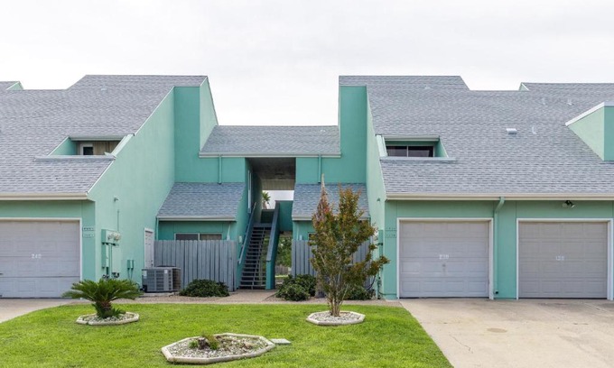 Corpus Christi House | Relaxing Stay at Captain's Cottage with Pool & Family Fun