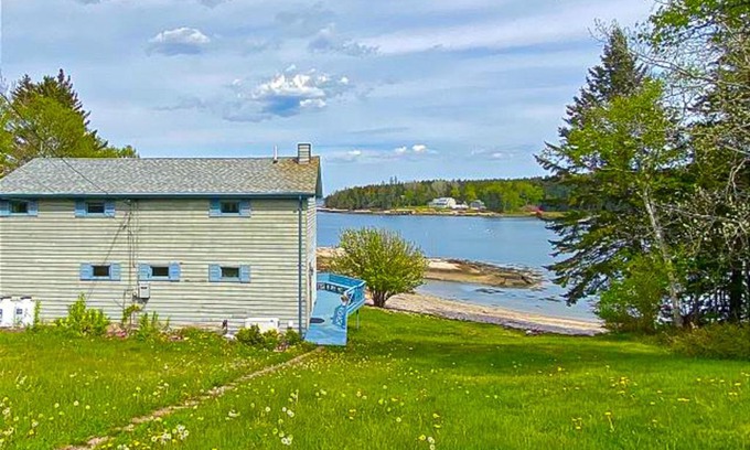 Spruce Head House | Unforgettable Stay at Captain's Cottage with Ocean View