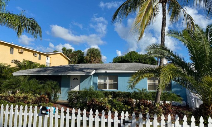 South Palm Park Neighborhood Association House | Delightful Captain's Hideaway: Pool, Beach & 10/10 Rating