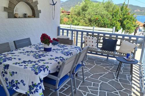Sithonia House | Welcoming Captain's Home: Family-Friendly Retreat Awaits