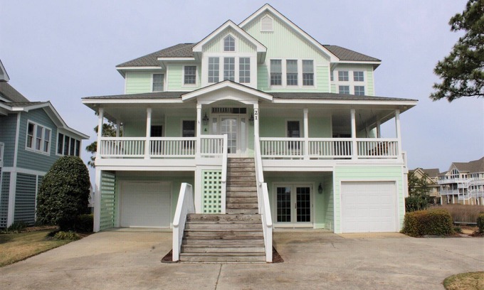 Manteo House | Top-Rated Captain's Landing with Ocean View & Pet-Friendly