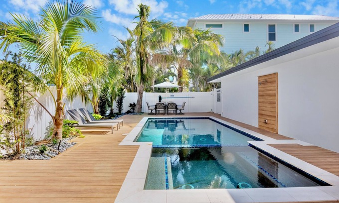 Bradenton Beach Hotel | Oceanfront Bliss at Captain's Quarters, Anna Maria Island