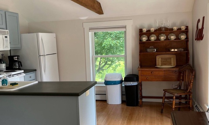 Kennebunk Apartment | Pet-Friendly Captain's Quarters at Waldo Emerson Inn