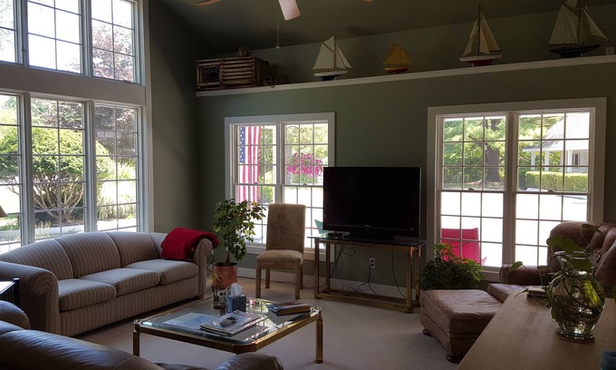 Saugatuck Hotel | Discover Captain's Quarters Motel: Family-Friendly Retreat