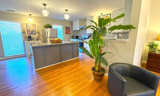 Fleming Condo | Waterfront One-Bed Condo at Captain's Quarters - Rated 9/10