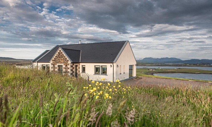 Roskhill House | Relax at Captain's Rest: Hot Tub & Sauna Retreat