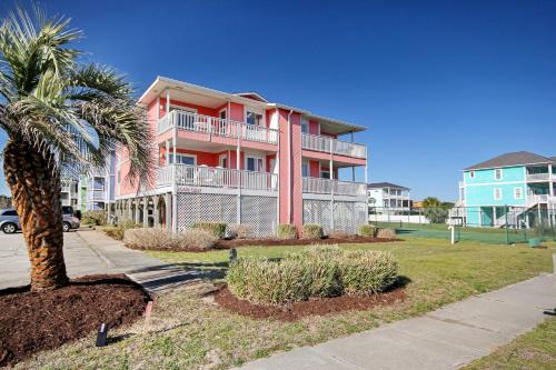 Holden Beach Apartment | Oceanfront Retreat at Captain's Villa with Family-Friendly Amenities