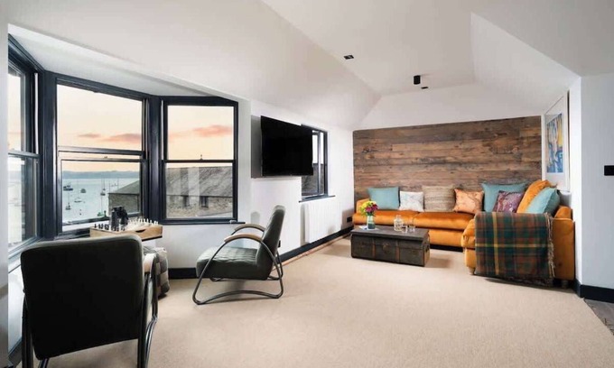 Mylor Churchtown Cottage | Oceanfront Escape at Captains Loft with Breakfast Included