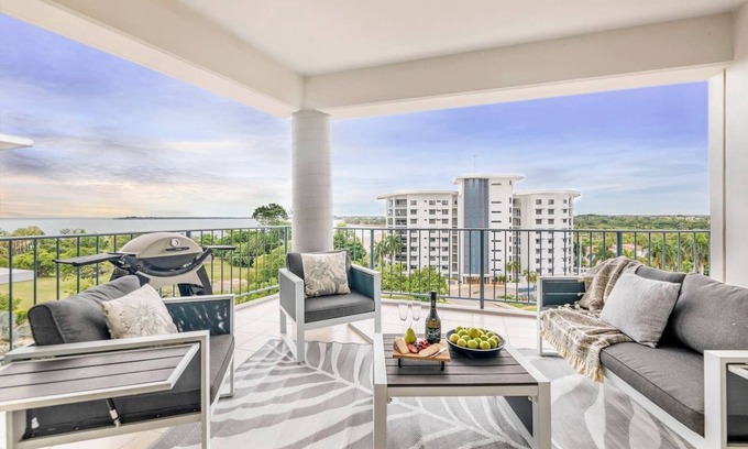 Cullen Bay Apartment | Outstanding Captains Lookout Penthouse at Cullen Bay