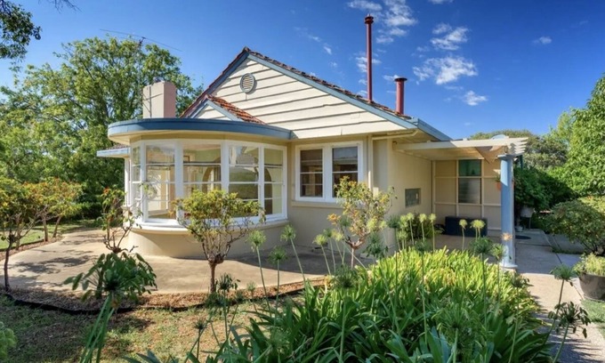Corowa House | Captain’s Manor: Ideal Location Near Corowa Rutherglen!