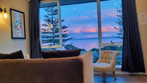 Kingscote House | Seafront Escape at Captains - Breathtaking Ocean Views