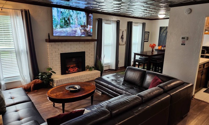 Tallahassee Apartment | Retro Retreat with Stainless Steel Ceilings in Midtown