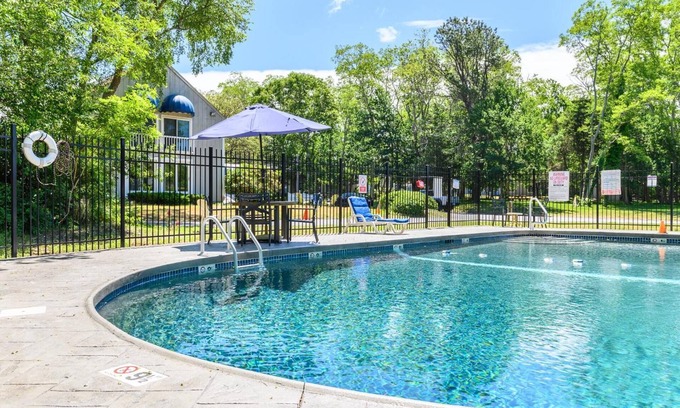 North Eastham Hotel | Comfortable Captains Quarters Motel with Family Amenities