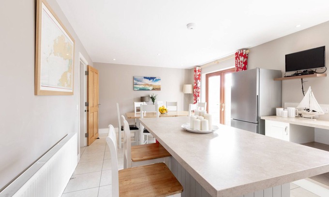 Dingle House | Unwind at Captains Rest: Pet-Friendly with Breakfast & Kitchen